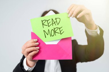 Belirli bir konu ya da öge için daha fazla zaman ya da ayrıntılı okuma sağlayan işaret Daha Fazla Oku, Kavramsal Fotoğraf