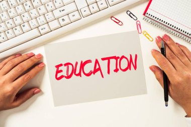 Eðitim ve iþletme yaklaşımýný temsil eden metin başlýðý, okulda sistematik eðitim alma veya verme süreci