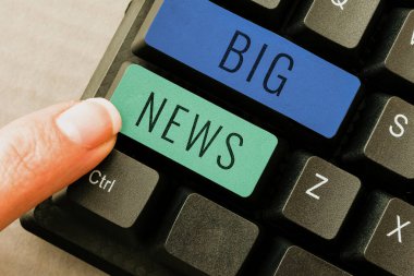 Big News ve Word 'ü gösteren metin işareti henüz kimsenin duymadığı eylemler üzerine yazılmış Işınlayıcı gazeteci