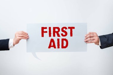 Tıbbi eğitime gerek kalmadan küçük kesikleri iyileştirmenin kavramsal gösterimi ilk yardım ve iş gösterisi
