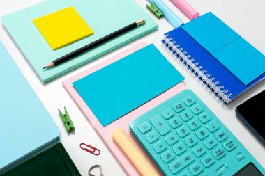 Çoklu Koleksiyon Ofisi Kırtasiye Fotoğrafı Tablo Üzerine Yerleştirildi