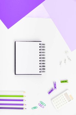 Ofis malzemeleri klavyeli, bardaklı ve çalışmak için kahve fincanlı.