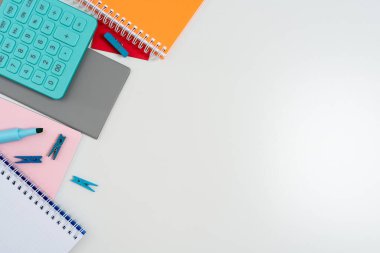 Çoklu Koleksiyon Ofisi Kırtasiye Fotoğrafı Tablo Üzerine Yerleştirildi