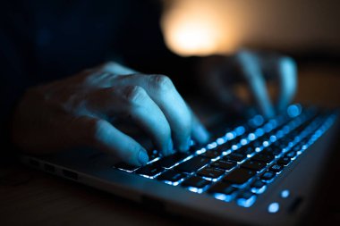 İş kadını Masadaki Üst Klavyede Son Güncellemeleri Yazıyor.