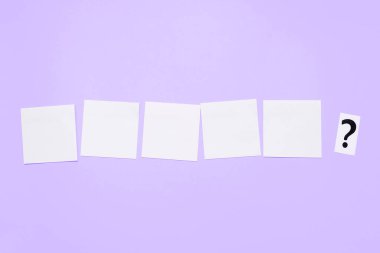 Ofis malzemeleri klavyeli, bardaklı ve çalışmak için kahve fincanlı.