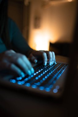 İş kadını Masadaki Üst Klavyede Son Güncellemeleri Yazıyor.