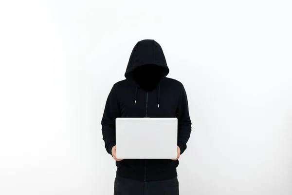 Człowiek Stojący Laptopem Prezentujący Cyberbezpieczeństwo — Zdjęcie stockowe