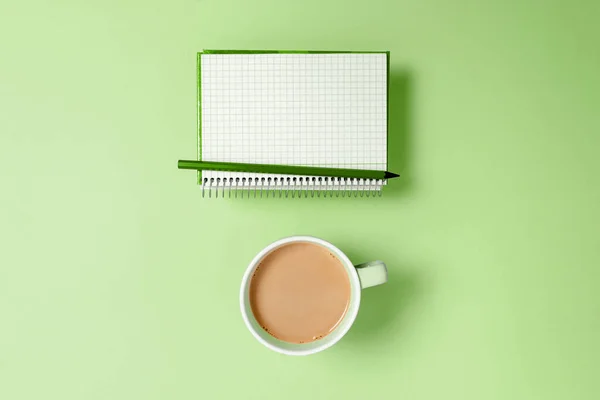 Bürobedarf Über Schreibtisch Mit Tastatur Und Brille Und Kaffeetasse Zum — Stockfoto