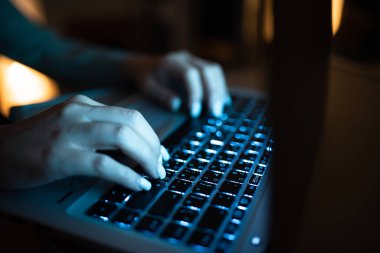 İş kadını Masadaki Üst Klavyede Son Güncellemeleri Yazıyor.