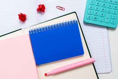 Çoklu Koleksiyon Ofisi Kırtasiye Fotoğrafı Tablo Üzerine Yerleştirildi