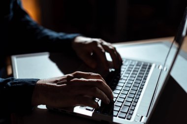 İş kadını Masadaki Üst Klavyede Son Güncellemeleri Yazıyor.