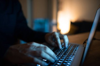 İş kadını Masadaki Üst Klavyede Son Güncellemeleri Yazıyor.