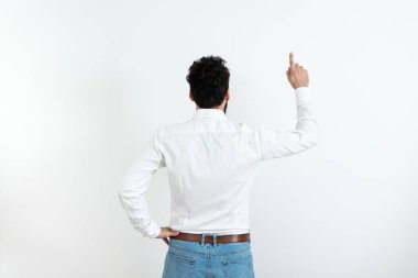 Adam Geriye Doğru Duruyor Yeni Harika Fikirlerle Geliyor.