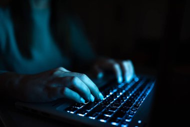 İş kadını Masadaki Üst Klavyede Son Güncellemeleri Yazıyor.