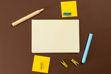 Çoklu Koleksiyon Ofisi Kırtasiye Fotoğrafı Tablo Üzerine Yerleştirildi