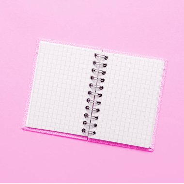 Ofis malzemeleri klavyeli, bardaklı ve çalışmak için kahve fincanlı.