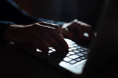 İş kadını Masadaki Üst Klavyede Son Güncellemeleri Yazıyor.