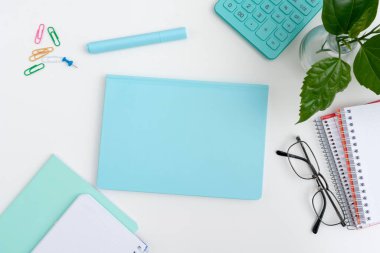 Çoklu Koleksiyon Ofisi Kırtasiye Fotoğrafı Tablo Üzerine Yerleştirildi