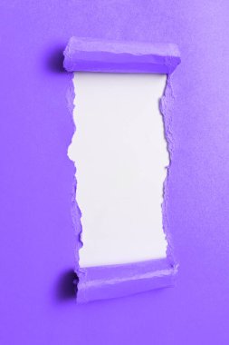 Ofis malzemeleri klavyeli, bardaklı ve çalışmak için kahve fincanlı.