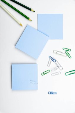 Ofis malzemeleri klavyeli, bardaklı ve çalışmak için kahve fincanlı.