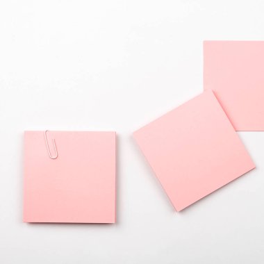 Ofis malzemeleri klavyeli, bardaklı ve çalışmak için kahve fincanlı.