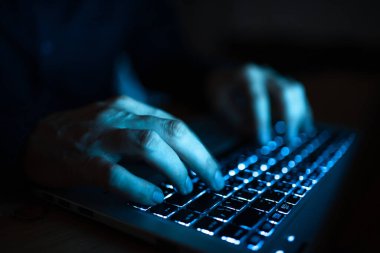 İş kadını Masadaki Üst Klavyede Son Güncellemeleri Yazıyor.