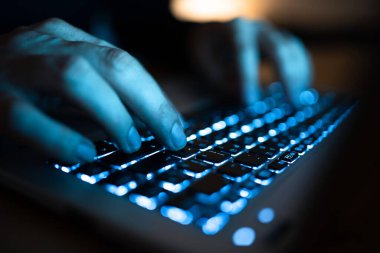 İş kadını Masadaki Üst Klavyede Son Güncellemeleri Yazıyor.