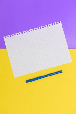 Ofis malzemeleri klavyeli, bardaklı ve çalışmak için kahve fincanlı.