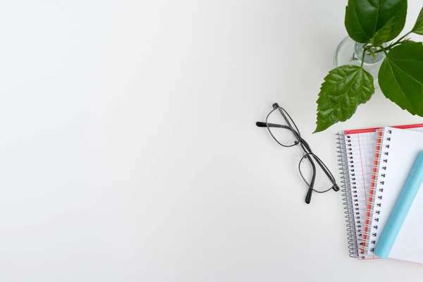 Bürobedarf Über Schreibtisch Mit Tastatur Und Brille Und Kaffeetasse Zum — Stockfoto