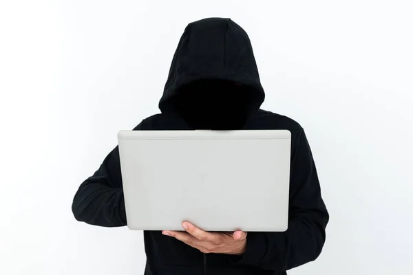 Homem Com Laptop Apresentando Segurança Cibernética — Fotografia de Stock