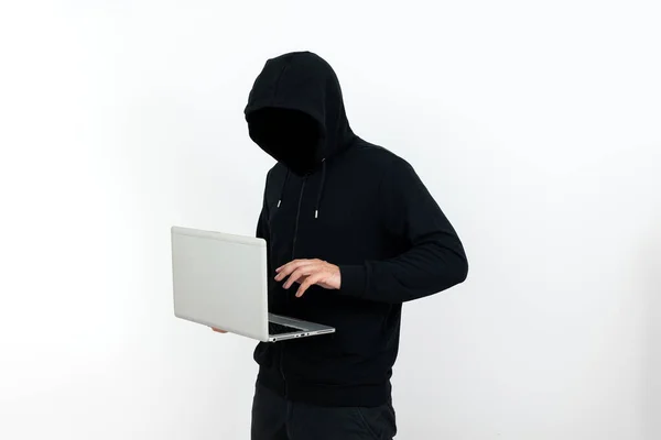 Człowiek Stojący Laptopem Prezentujący Cyberbezpieczeństwo — Zdjęcie stockowe