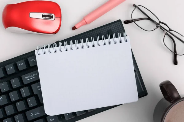 Fournitures Bureau Sur Bureau Avec Clavier Lunettes Tasse Café Pour — Photo