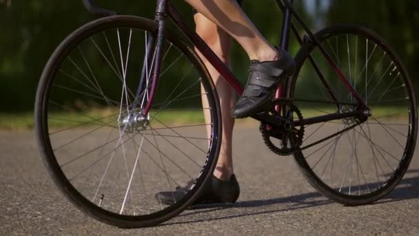 Ciclista de capacete começando seu passeio, close-up — Vídeo de Stock