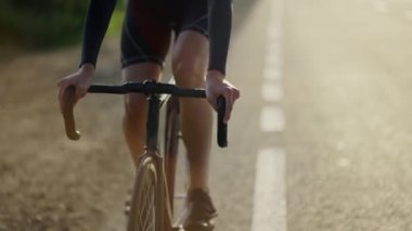 Erkek bir bisikletçinin önü kesilmiş sabahları bisiklet sürüyor, ağır çekimde.