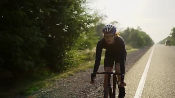 Ciclista masculino em passeios de capacete bicicleta ao longo da pista, close-up — Vídeo de Stock
