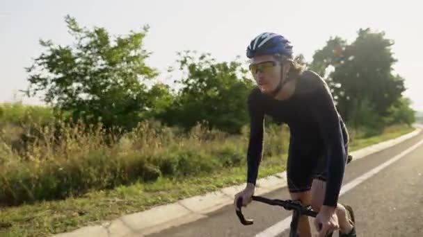 Ciclismo profesional atleta montar bicicleta de carreras de entrenamiento para la carrera de competición en carretera abierta — Vídeo de stock