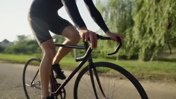 Rodas de bicicleta girando enquanto desportista caucasiano montando veículo ao ar livre — Vídeo de Stock