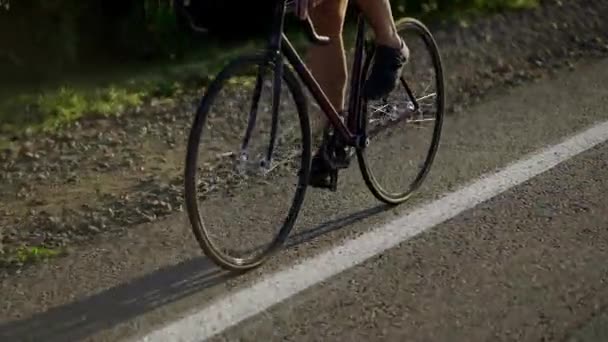 Fechar as rodas de bicicleta girando enquanto desportista caucasiano montando veículo — Vídeo de Stock