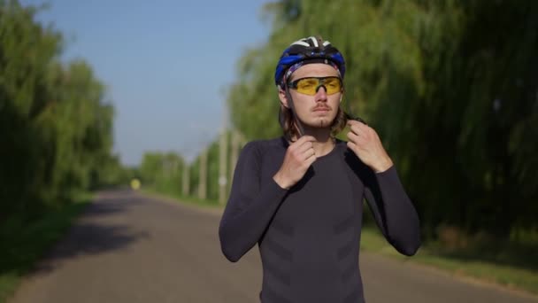 Sportovec si nasadil helmu a začal jezdit na kole po silnici — Stock video