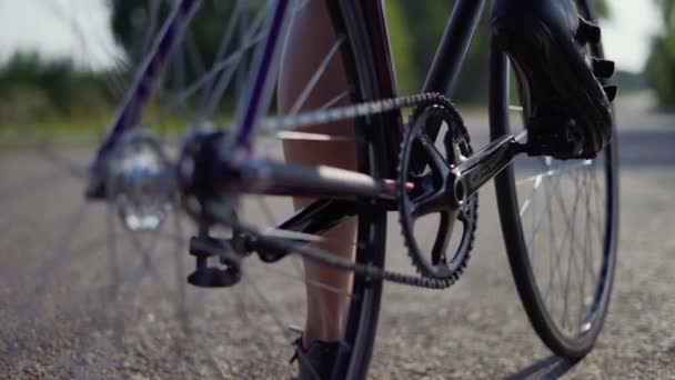 Unrecognizable cyclist starting his ride, closeup — Stock Video