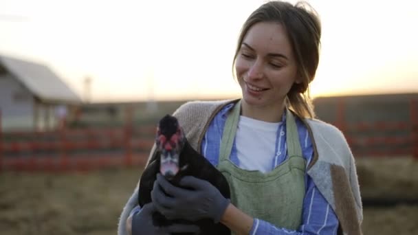 Jovem segurando um pato doméstico em uma fazenda local — Vídeo de Stock