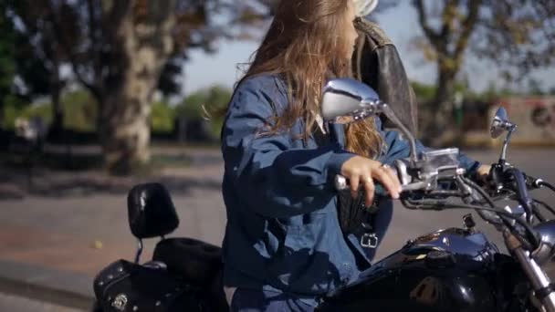 Duas meninas milenares levantar-se de moto na rua da cidade — Vídeo de Stock