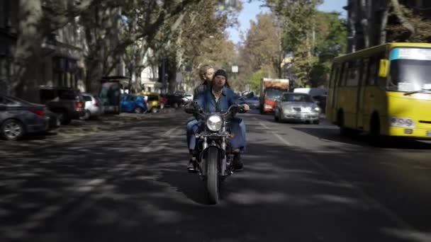 Дві європейські жінки закохані в їзду на мотоциклі по міській вулиці — стокове відео