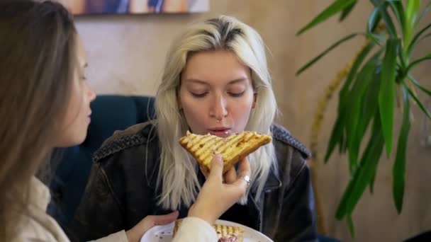 Alegre lésbicas meninas alimentando cada outros então beijos — Vídeo de Stock