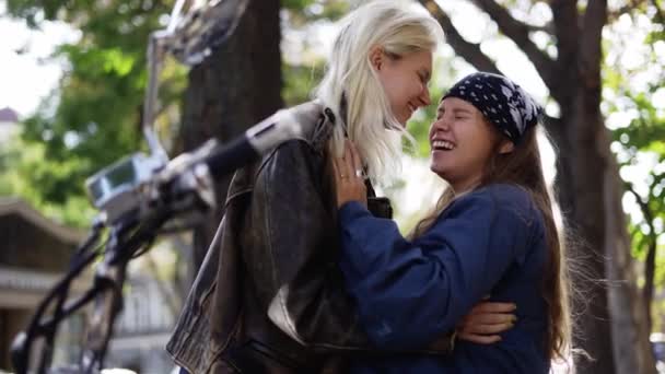 Deux jeunes lesbiennes s'amusent montées sur la moto dans la ville — Video
