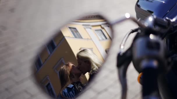 Réflexion miroir sur la moto - deux lesbiennes s'embrassent dans la rue de la ville — Video