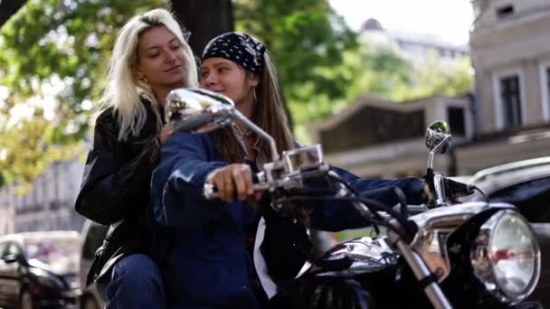 Dwie piękne młode kobiety na motocyklu na ulicy miejskiej — Wideo stockowe