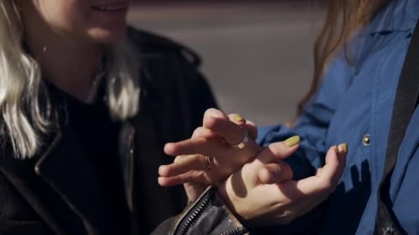 在城市的户外，同性恋女友们表现出爱情和柔情，亲吻着双手 — 图库视频影像