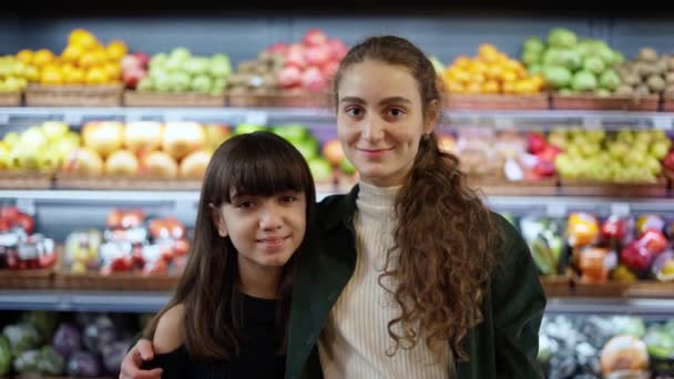 Portret van een mooie meisjes gaan samen winkelen — Stockvideo