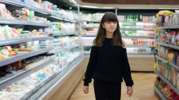 Onafhankelijke tiener in de supermarkt — Stockvideo